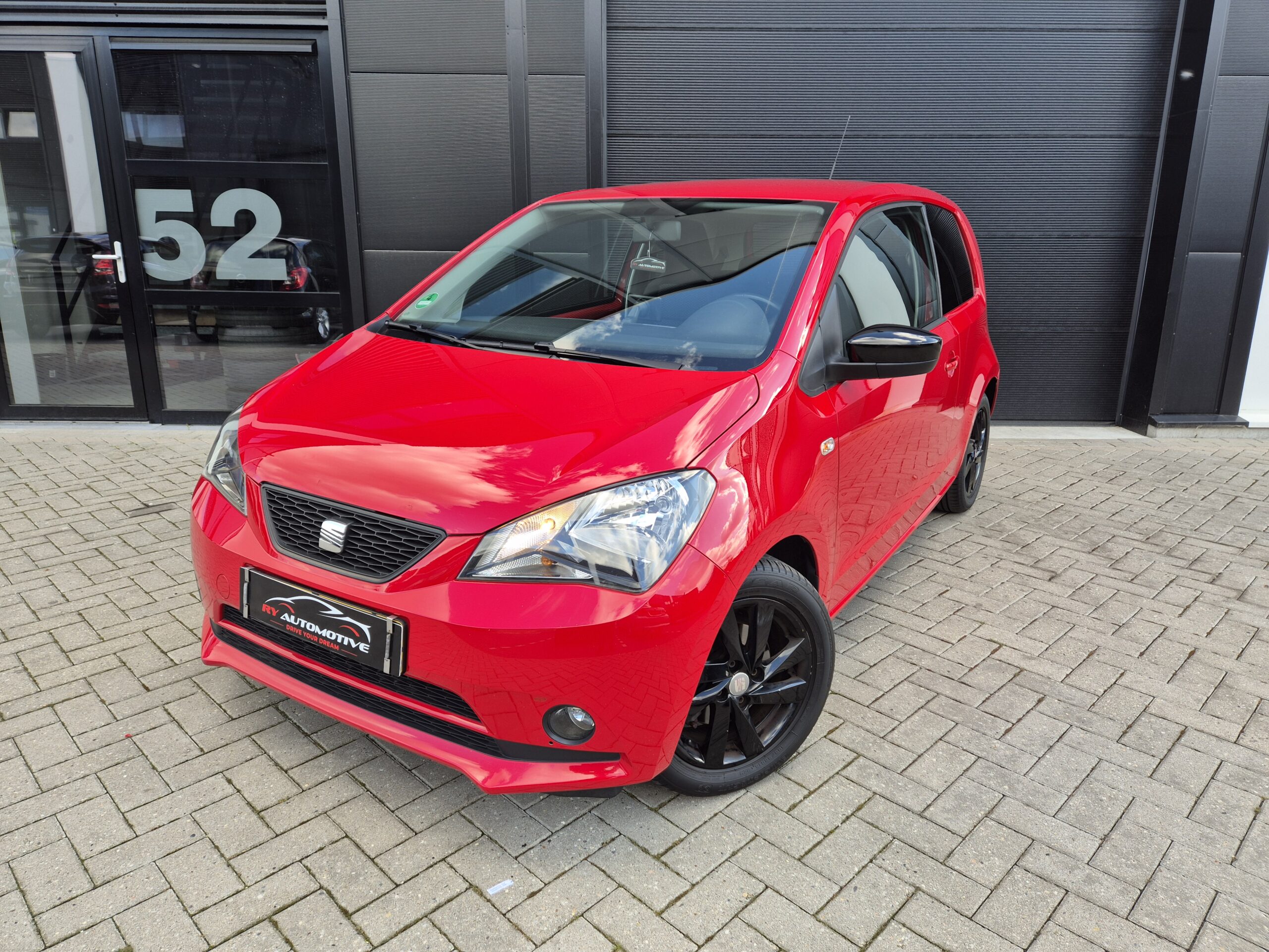 Seat Mii 1.0i / 2012 / 136.576 Km / Cruise Control / Pdc / Navigatie / Stoelverwarming / Start&Stop / Nieuwe Apk / Nieuw Onderhoud