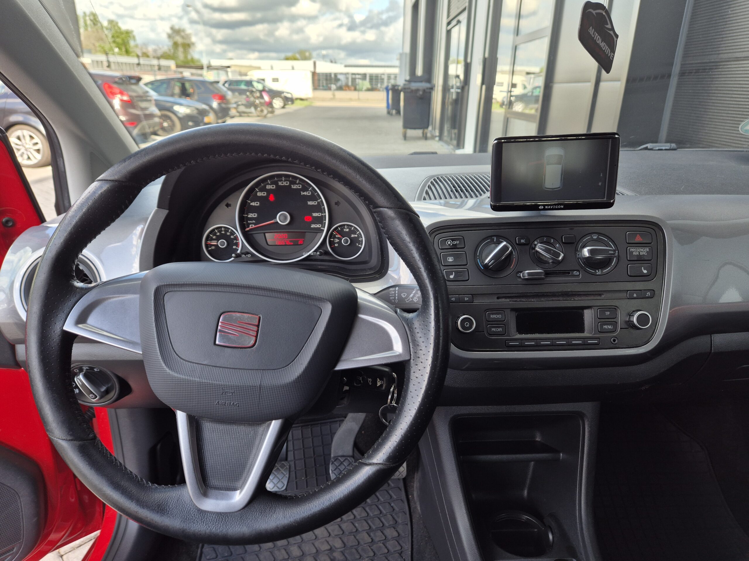 Seat Mii 1.0i / 2012 / 136.576 Km / Cruise Control / Pdc / Navigatie / Stoelverwarming / Start&Stop / Nieuwe Apk / Nieuw Onderhoud - Afbeelding 13