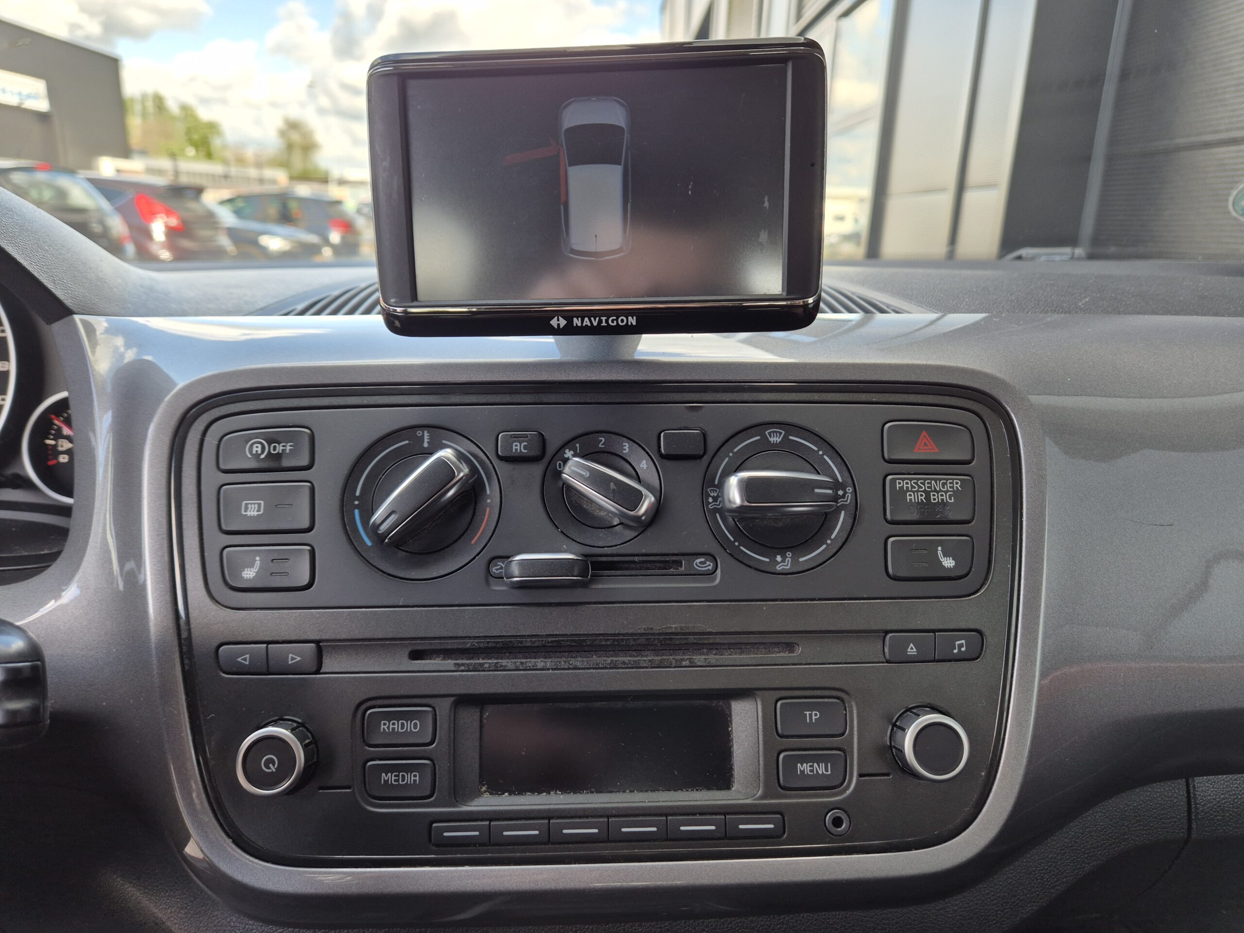 Seat Mii 1.0i / 2012 / 136.576 Km / Cruise Control / Pdc / Navigatie / Stoelverwarming / Start&Stop / Nieuwe Apk / Nieuw Onderhoud - Afbeelding 12