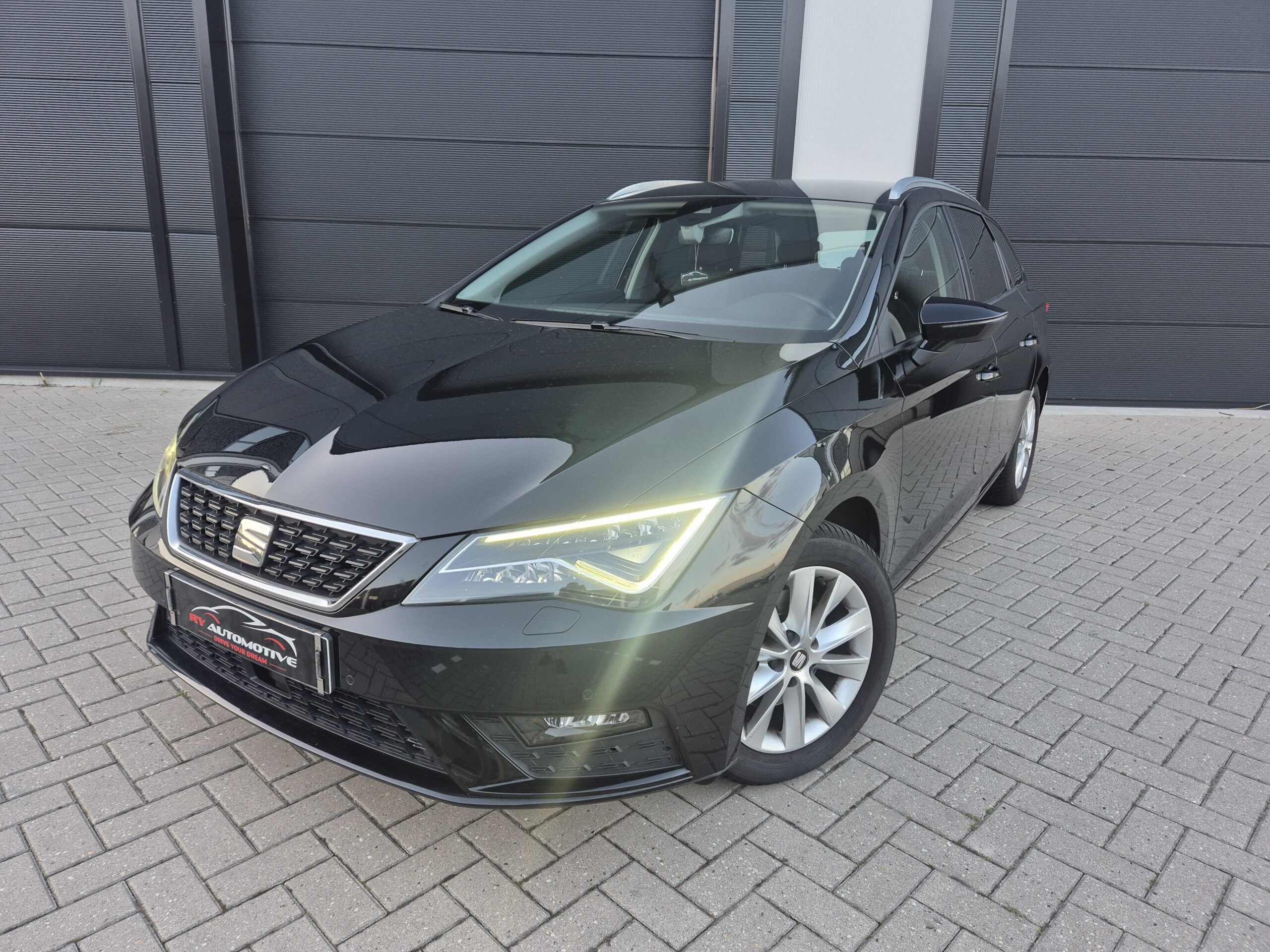 Seat Leon 1.4 Tgi ST / 2018 / 123.032 Km / Acc / Led / Navi / Nieuwe Apk / 1ste eigenaar