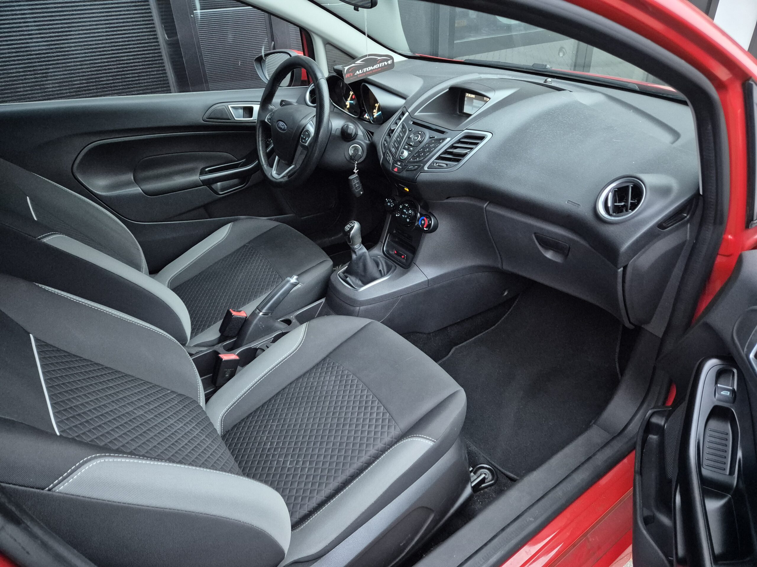 Ford Fiesta 1.25i ST-Line / 2015 / Airco / Cruise Control / Stoelverwarming / Led / 18 inch / Racing Red - Afbeelding 14