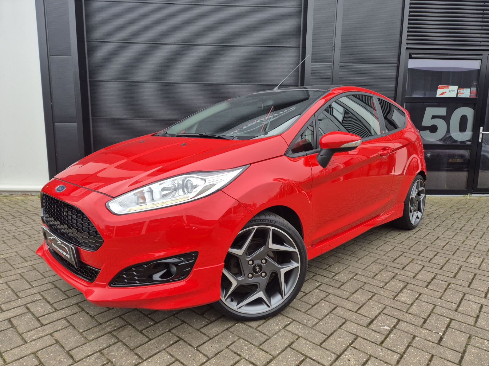 Ford Fiesta 1.25i ST-Line / 2015 / Airco / Cruise Control / Stoelverwarming / Led / 18 inch / Racing Red