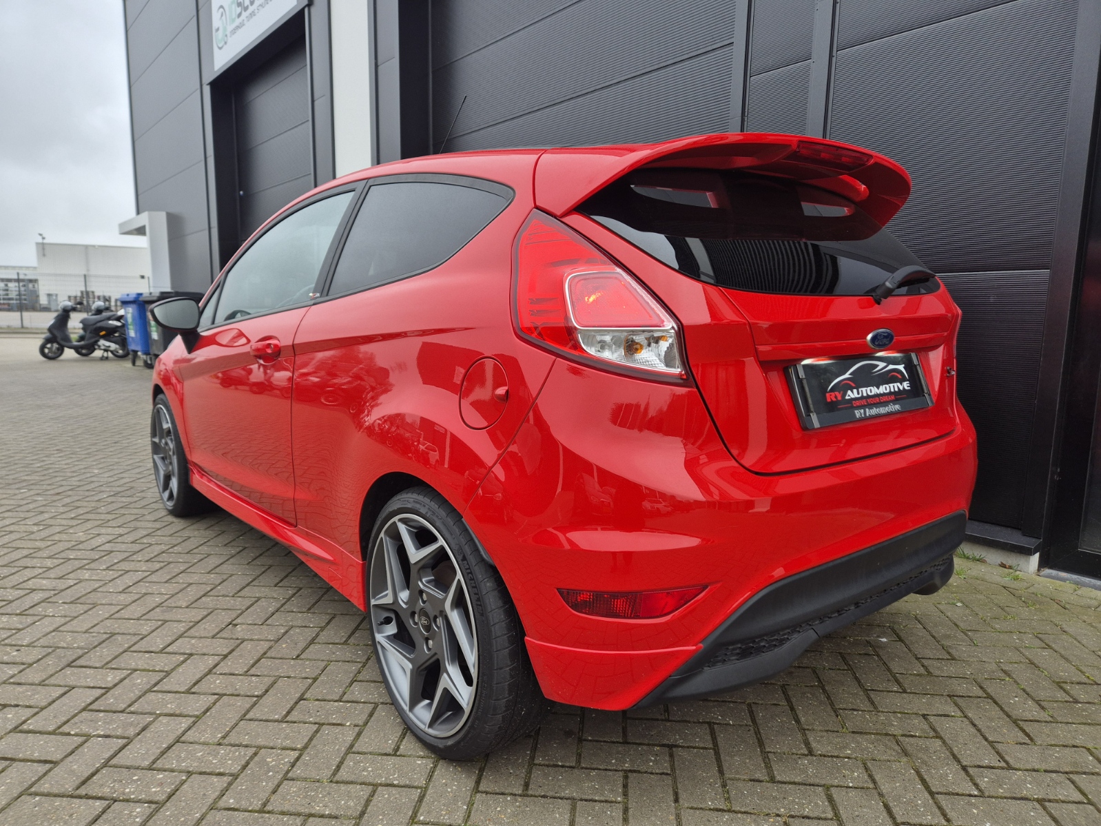 Ford Fiesta 1.25i ST-Line / 2015 / Airco / Cruise Control / Stoelverwarming / Led / 18 inch / Racing Red - Afbeelding 6